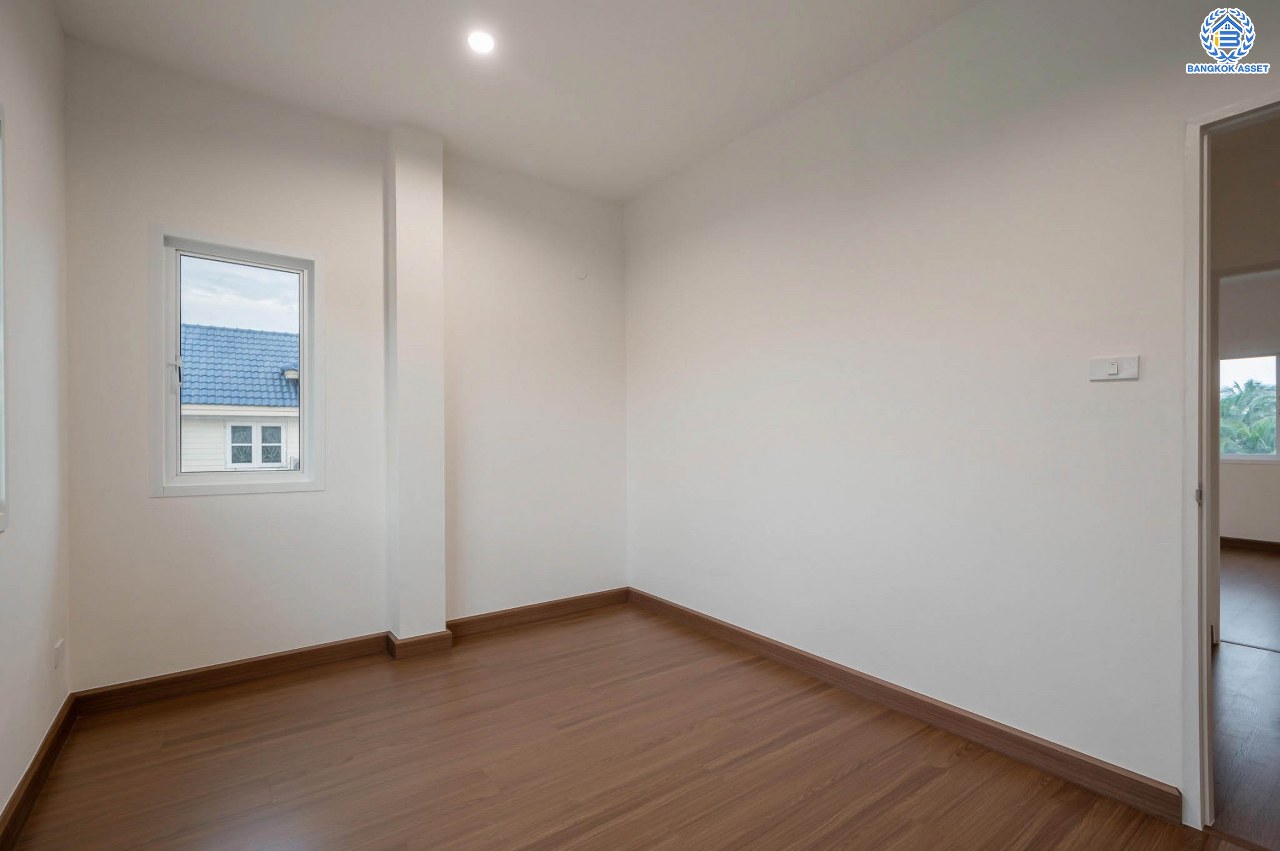 บ้านมือสองตกแต่งใหม่ โครงการ นาราภิรมย์ พุทธมณฑลสาย3 ตกแต่งหรูหรา เนื้อที่ 100 ตร.ว. พื้นที่ใช้สอย 218.73 ตร.ม. ฟังก์ชัน 3 ห้องนอน 4 ห้องน้ำ 1 ห้องแม่บ้าน จอดรถได้ 2 คัน บนทำเลเชื่อมต่อเมือง ใกล้เซ็นทรัลศาลายา, เดอะมอลล์บางแค และทางคู่ขนานลอยฟ้าบรมราชชนนี รายล้อมด้วยสิ่งอำนวยความสะดวกครบ